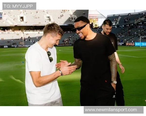 忙里偷闲的球迷时刻祖巴茨博格丹柯林斯齐聚观战洛杉矶FC比赛 忙里偷闲的球迷时刻祖巴茨博格丹柯林斯齐聚观战洛杉矶FC比赛