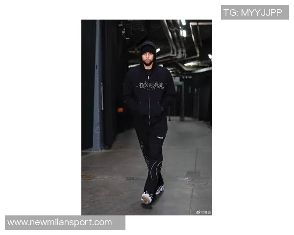 库里今日穿着科比9战靴展现低调风范灰白黑配色尽显简约风格